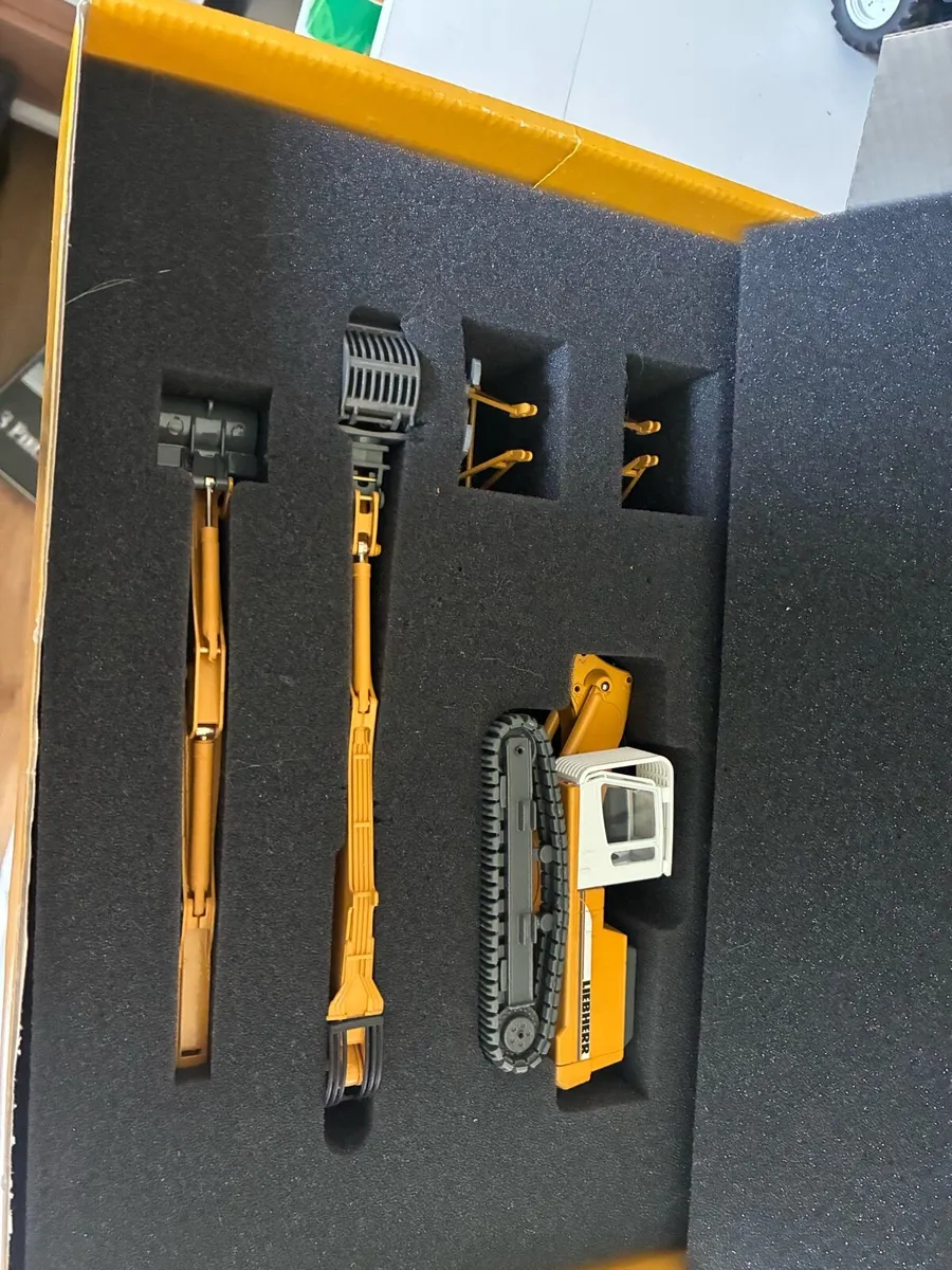 Liebherr r954 bv scale model - Image 2