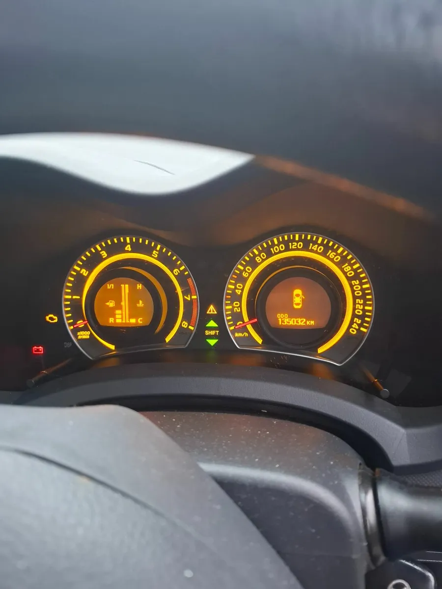 Toyota Auris 2007 - Image 2