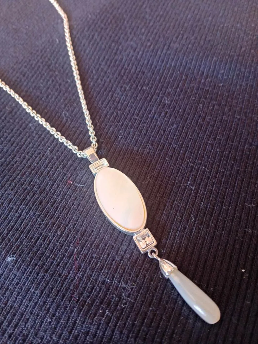 Newbridge Chain & Pendant - Image 1