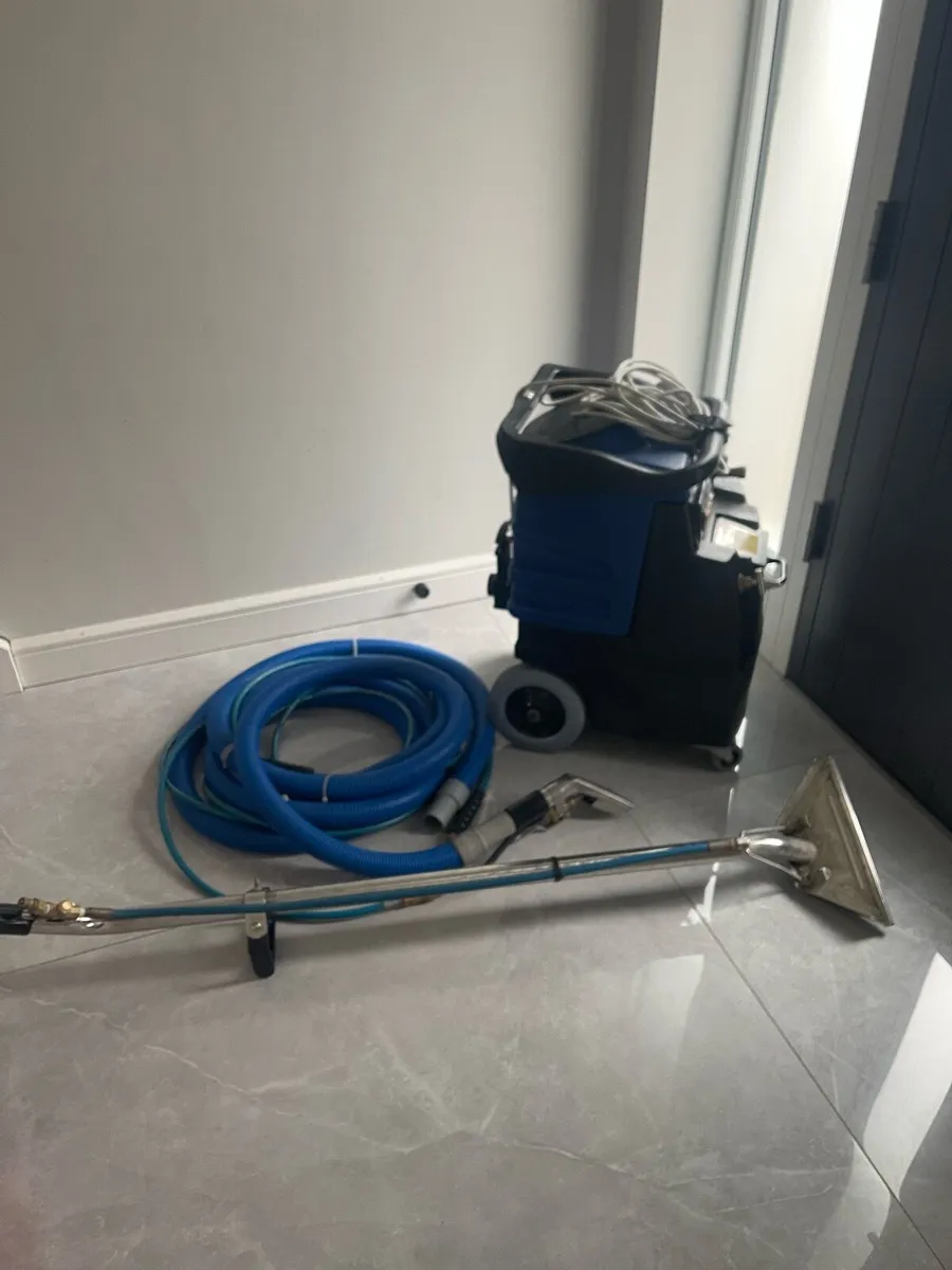 Carpets cleaning machine