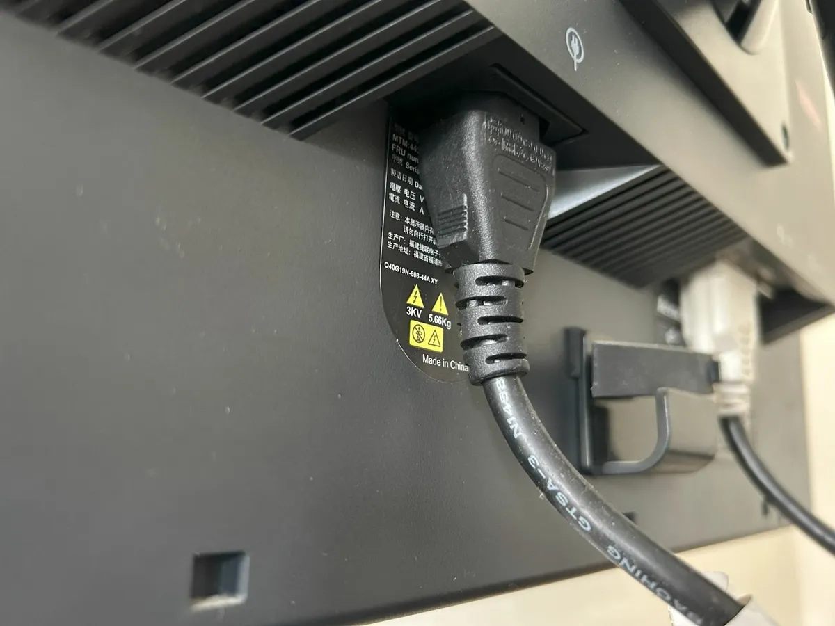 Lenovo 19" ThinkVision Monitor - Image 2