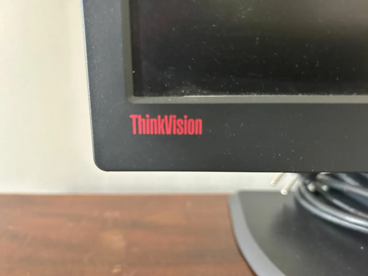 Lenovo 19" ThinkVision Monitor - Image 3