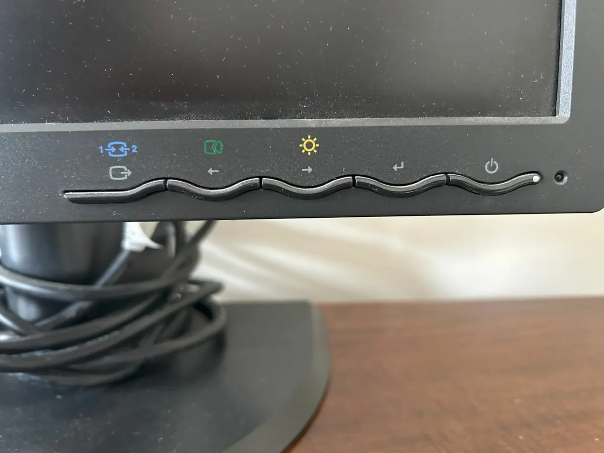 Lenovo 19" ThinkVision Monitor - Image 4