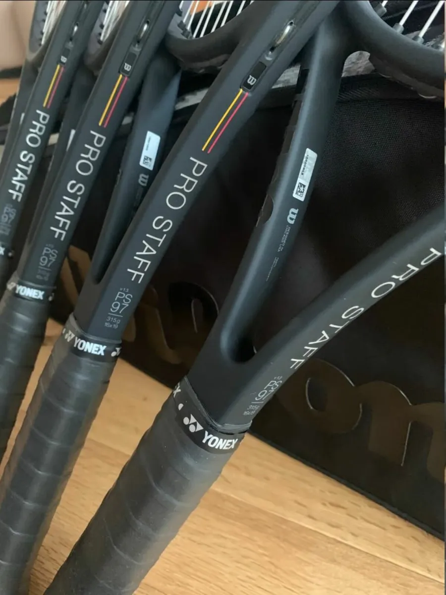 Wilson Pro Staff 97 V13 Bundle raicéad - Image 3