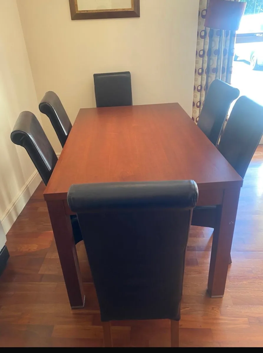 Table &chairs - Image 1