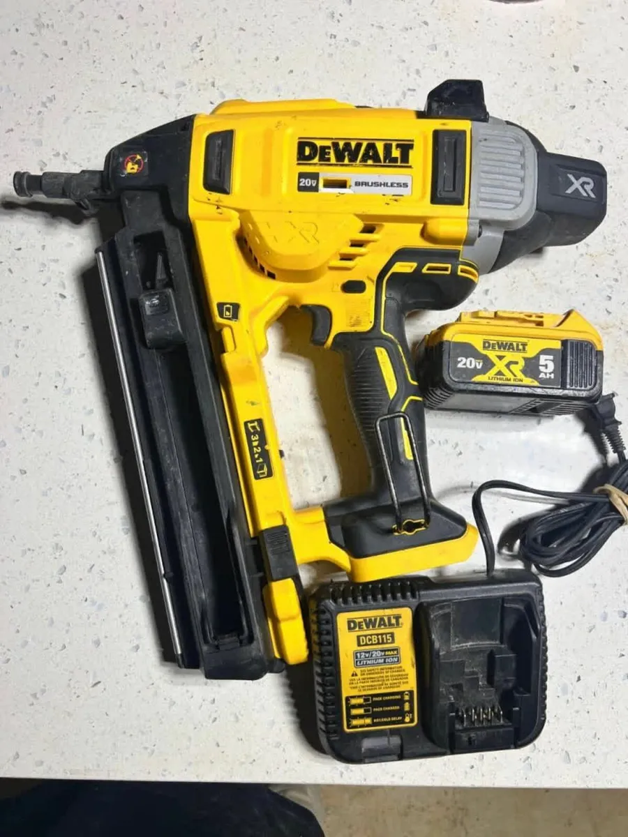 Electric Cordless Concrete Nailer DeWalt 20-Volt M - Image 2