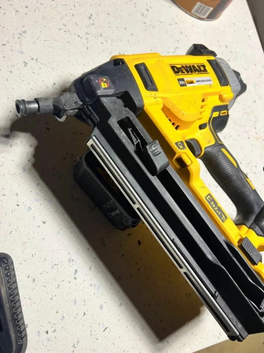 Electric Cordless Concrete Nailer DeWalt 20-Volt M - Image 4