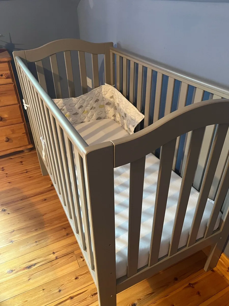 Baby Elegance Cot with mattress - Image 2