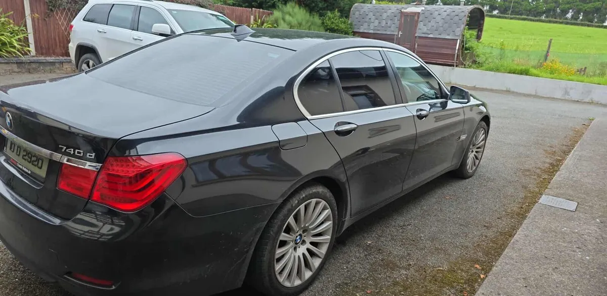 Bmw 7 series 2010 - Image 2