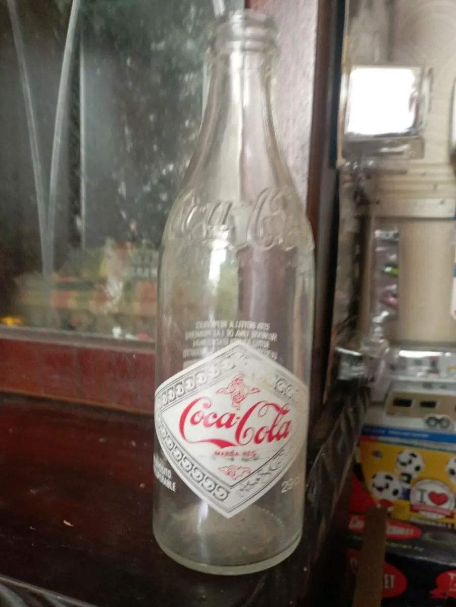 VINTAGE1982 COLA COLA EMPTY BOTTLE . - Image 3