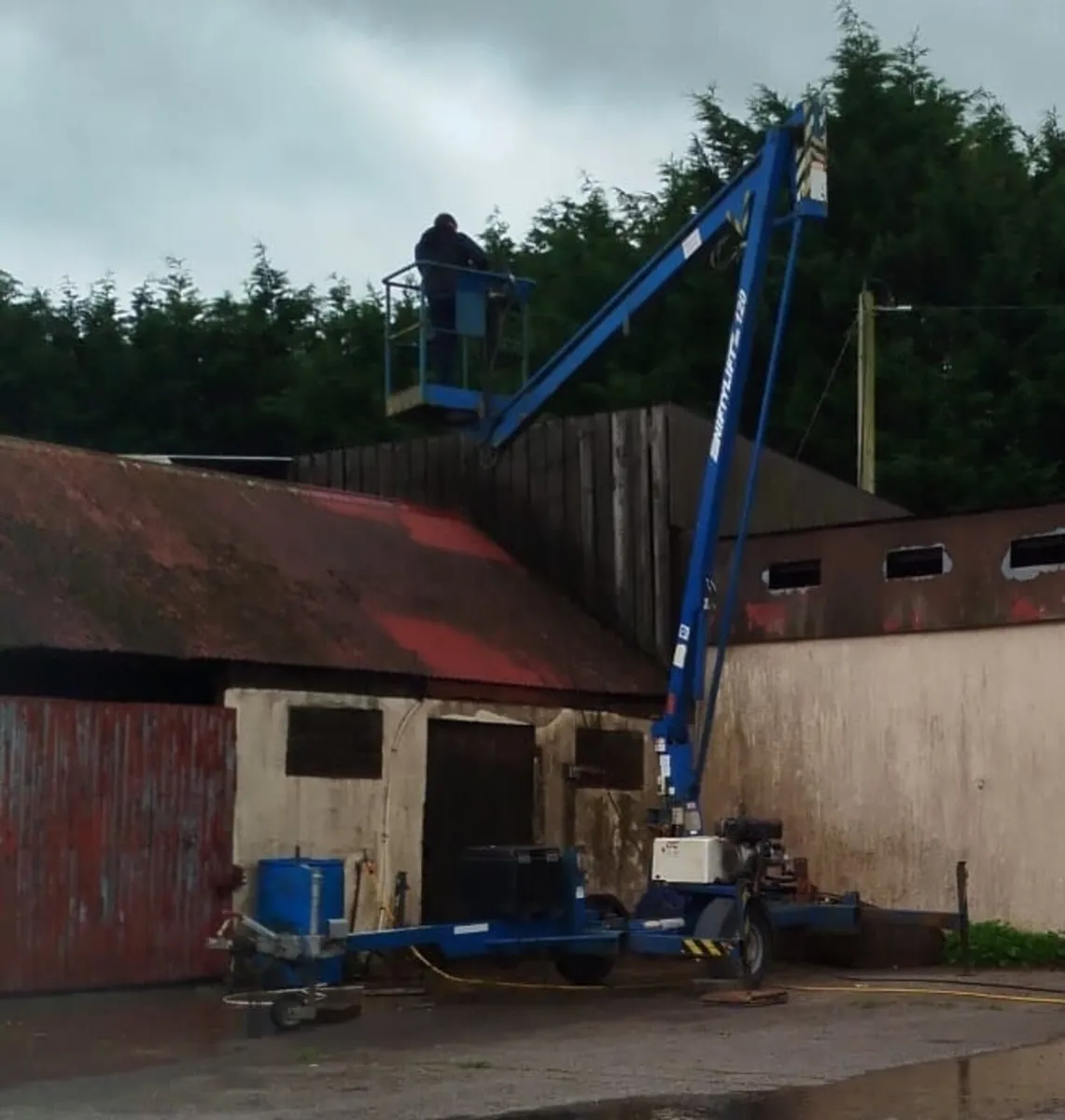 Tow behind cherry picker - Image 1