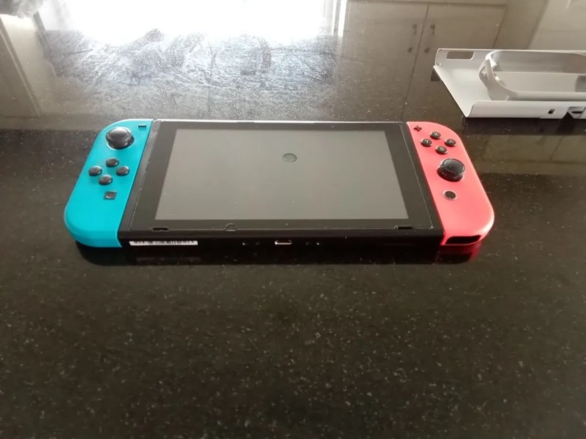 Nintendo Switch Perfect condition plus accessories - Image 3