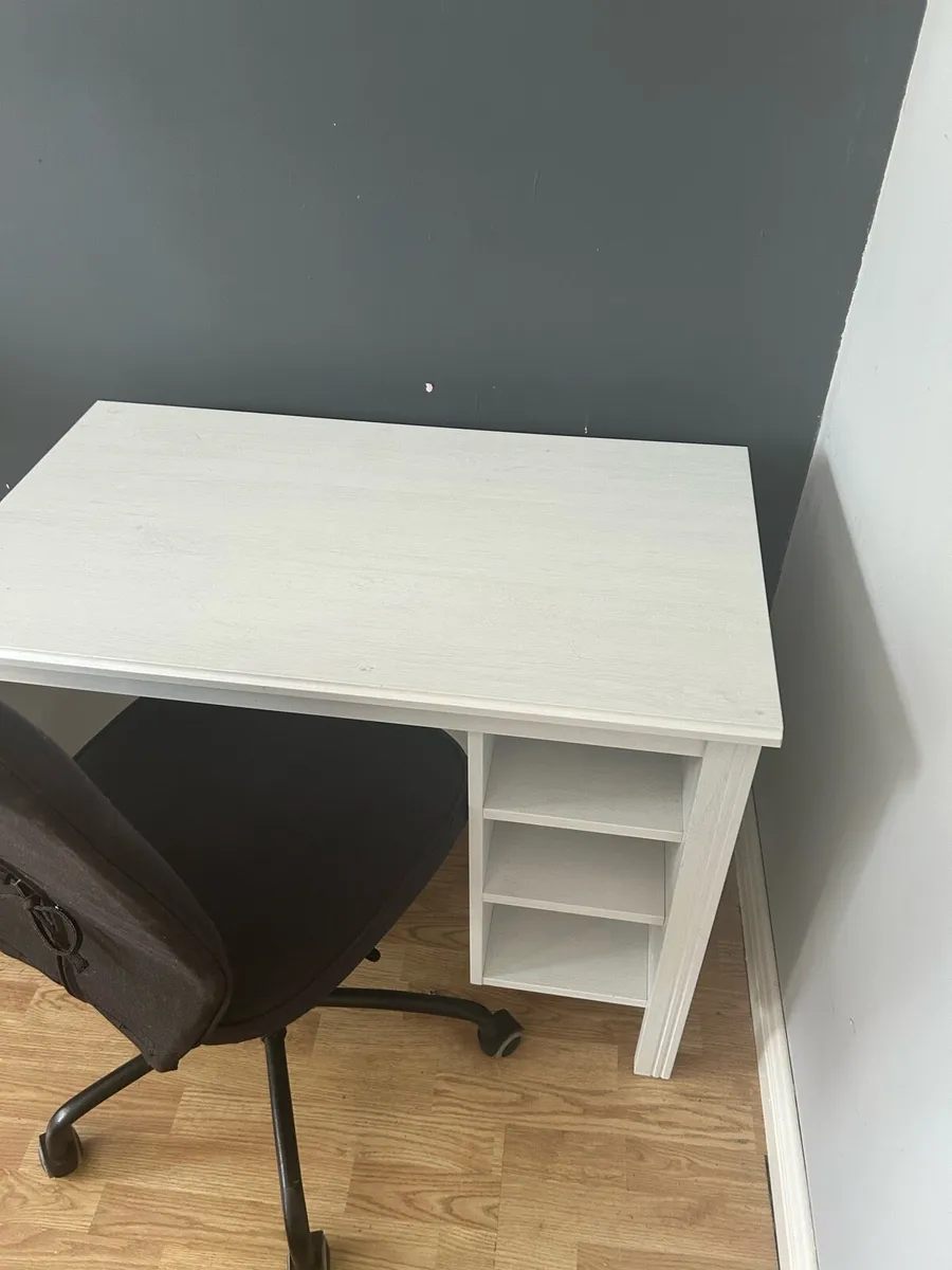 Study desk - Image 2