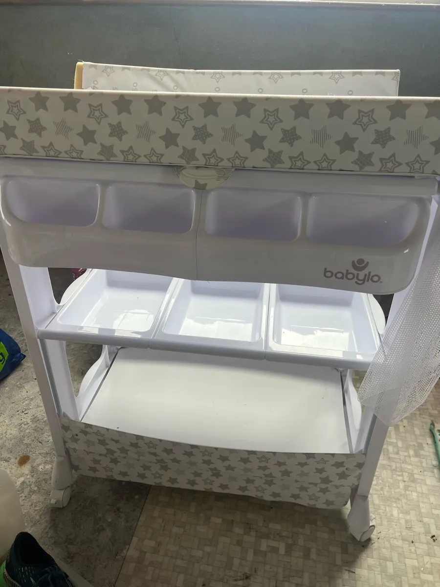 Baby changing unit including bath - Image 3