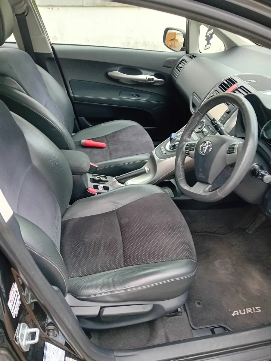 Toyota Auris 2012 - Image 1