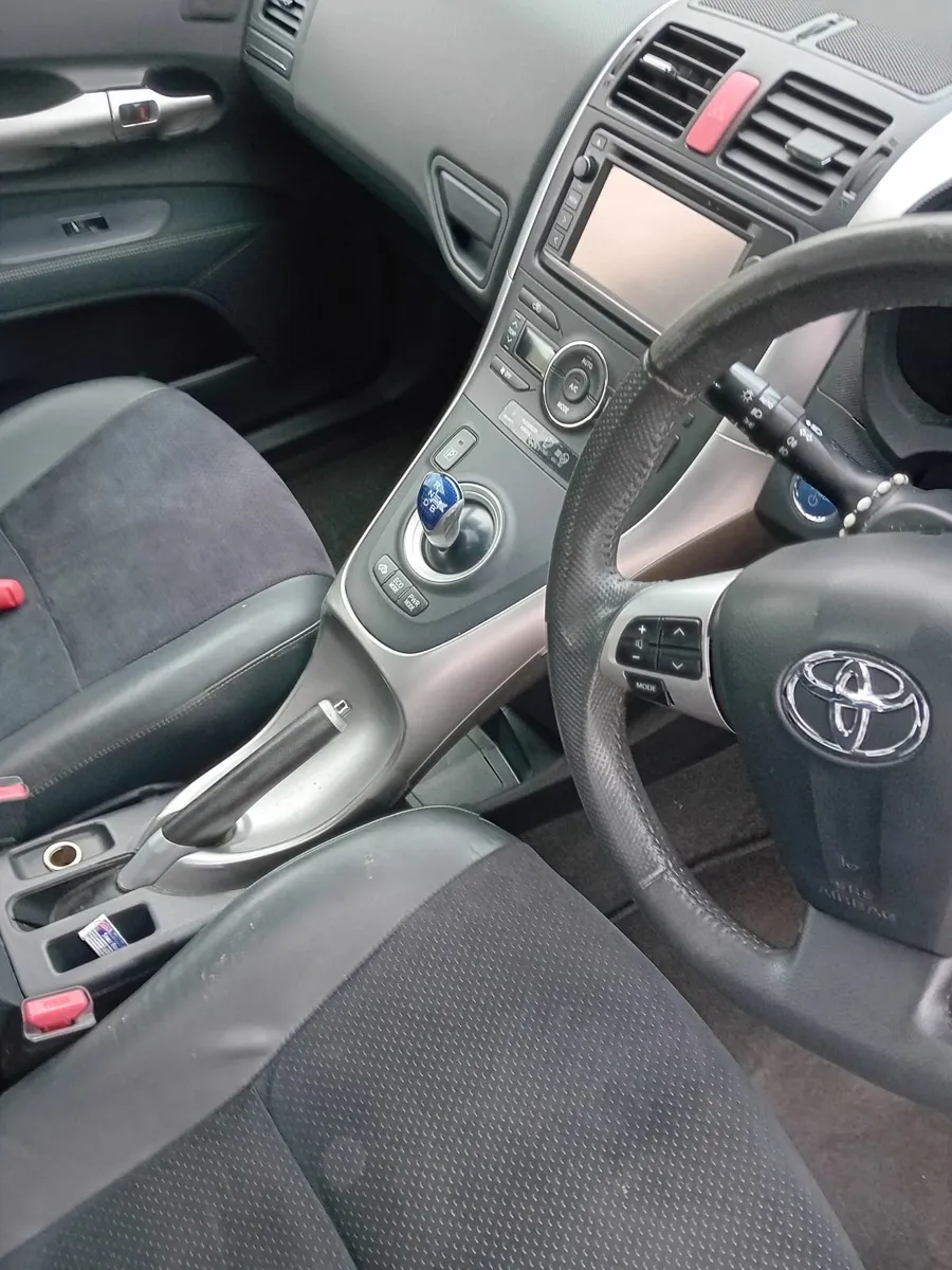 Toyota Auris 2012 - Image 2