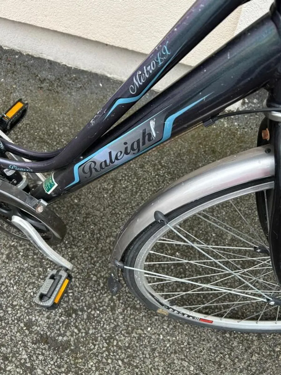 Women's Raleigh bicycle - Image 2