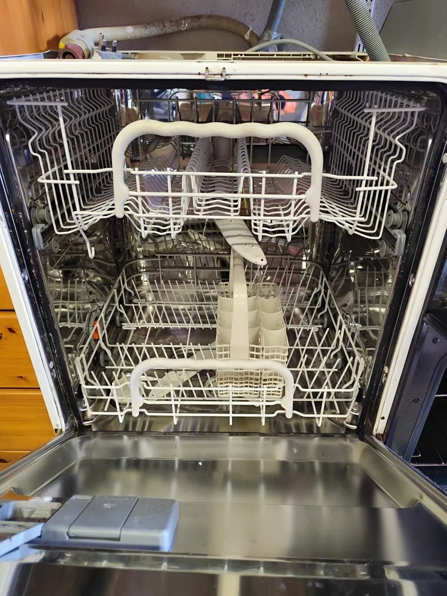 Integrated double Oven and Integrated Dishwasher - Image 4