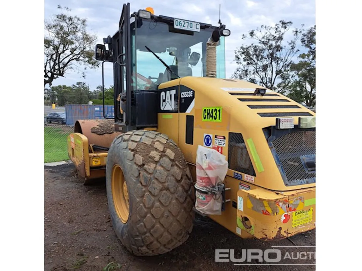 2011 CAT CS533E - Image 2
