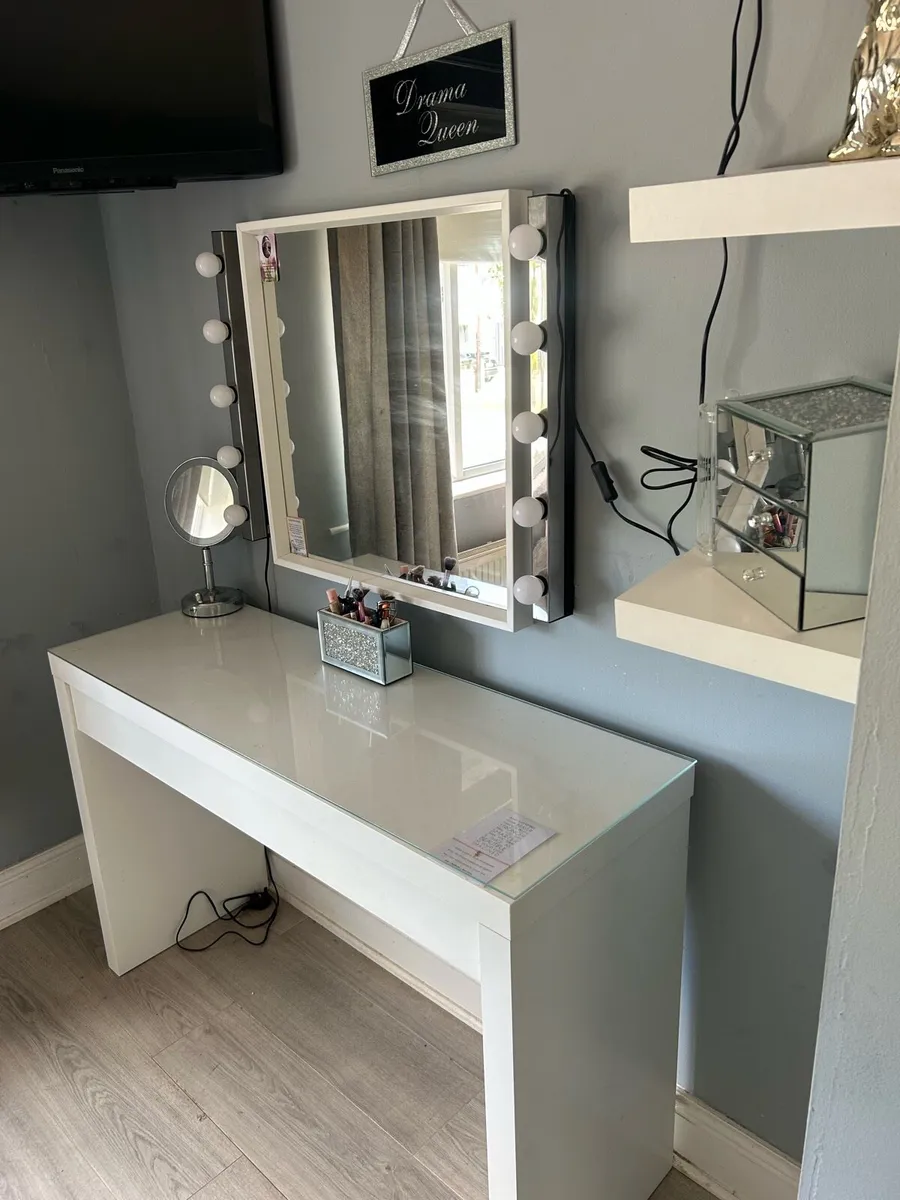Vanity table - Image 1