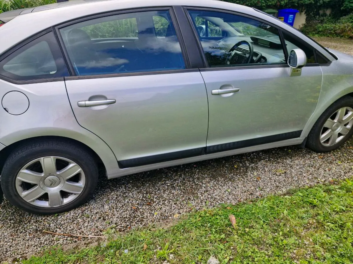 Citron hatchback - Image 4