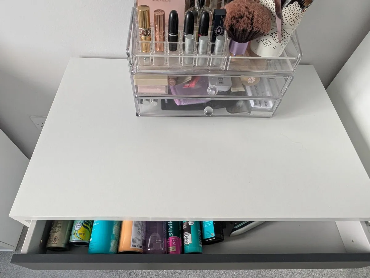 Make up Table - Image 2