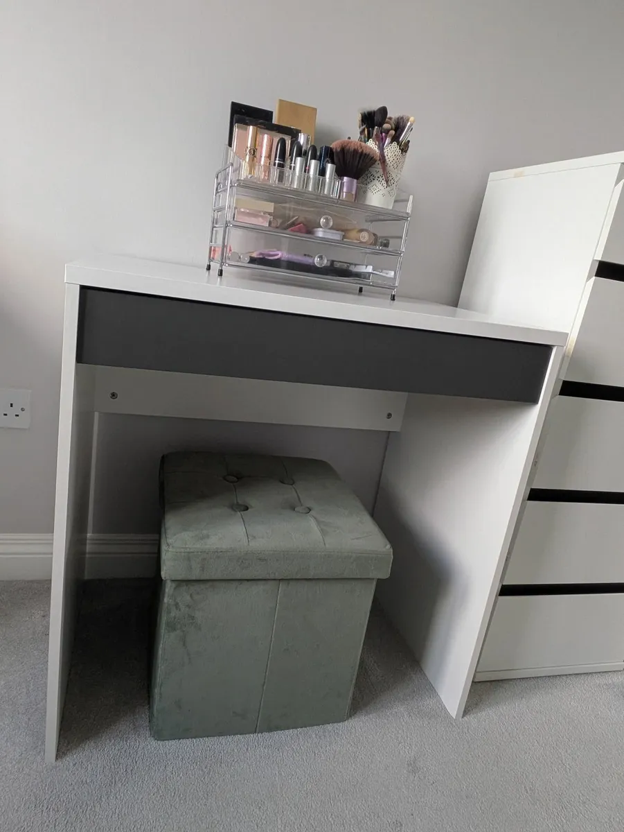 Make up Table - Image 1