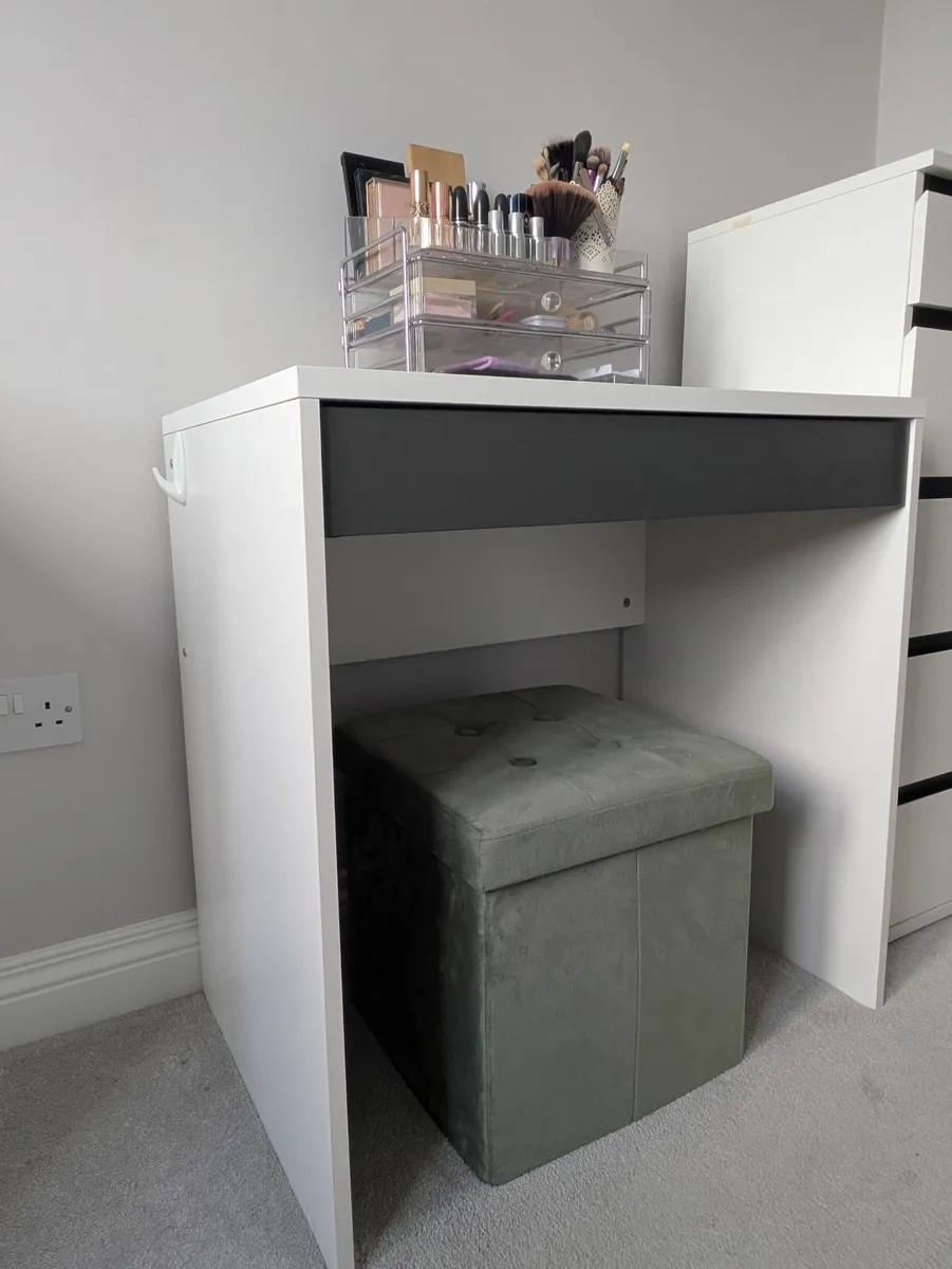 Make up Table - Image 3