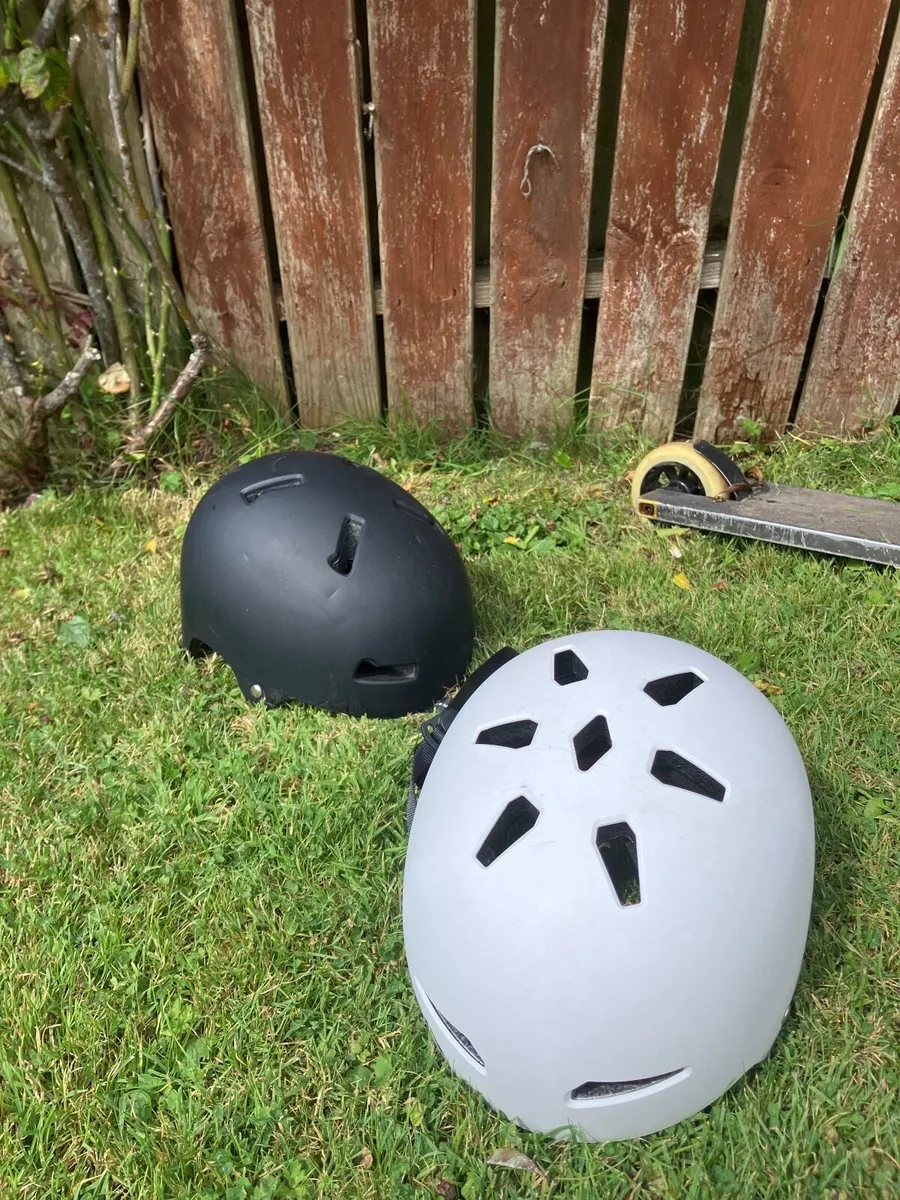Scooter and helmets - Image 4