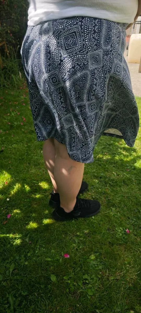 Brand New H&M White and Navy Skirt Size L - Image 2