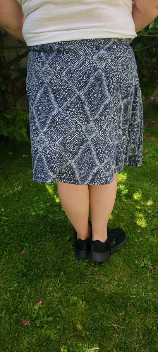 Brand New H&M White and Navy Skirt Size L - Image 4