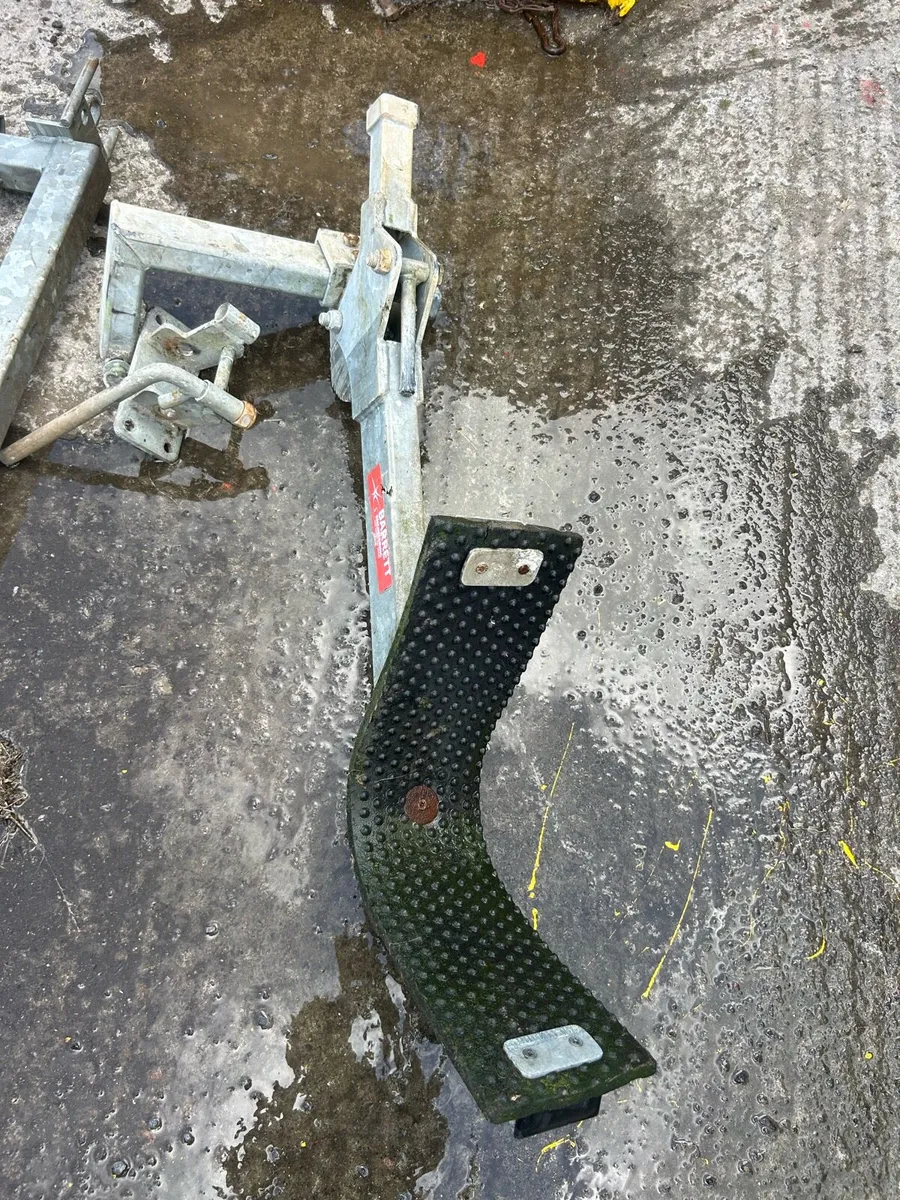 Head scoop sculling gate and shear grab - Image 1