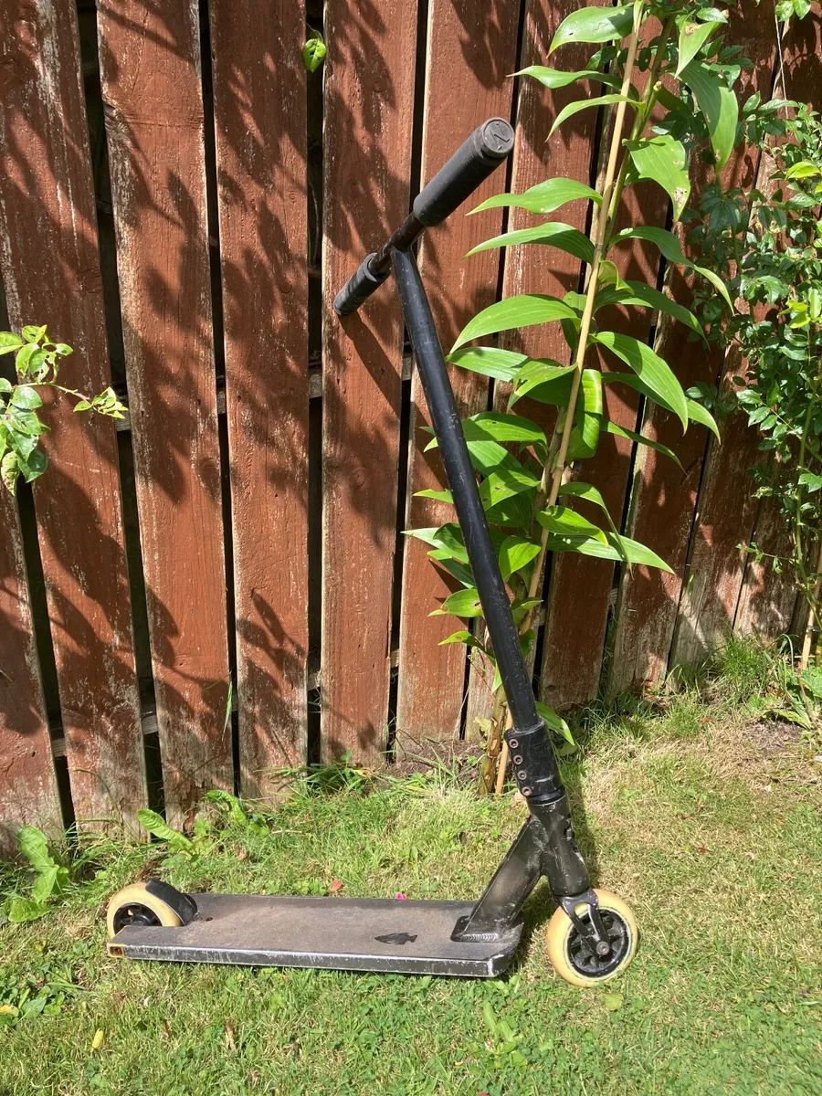 Scooter and helmets - Image 1