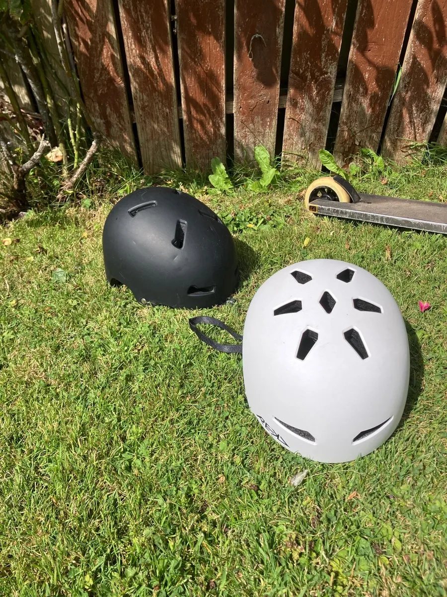 Scooter and helmets - Image 2
