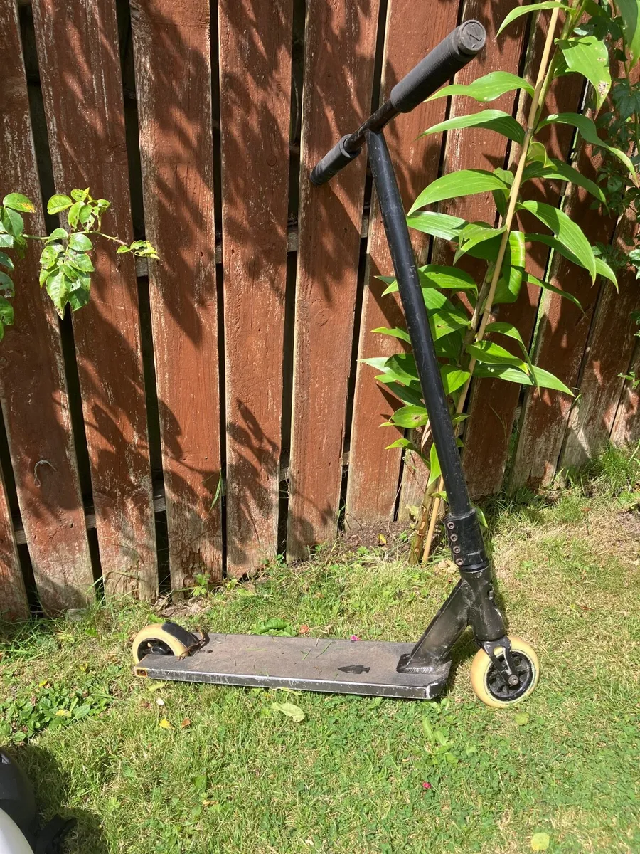 Scooter and helmets - Image 3