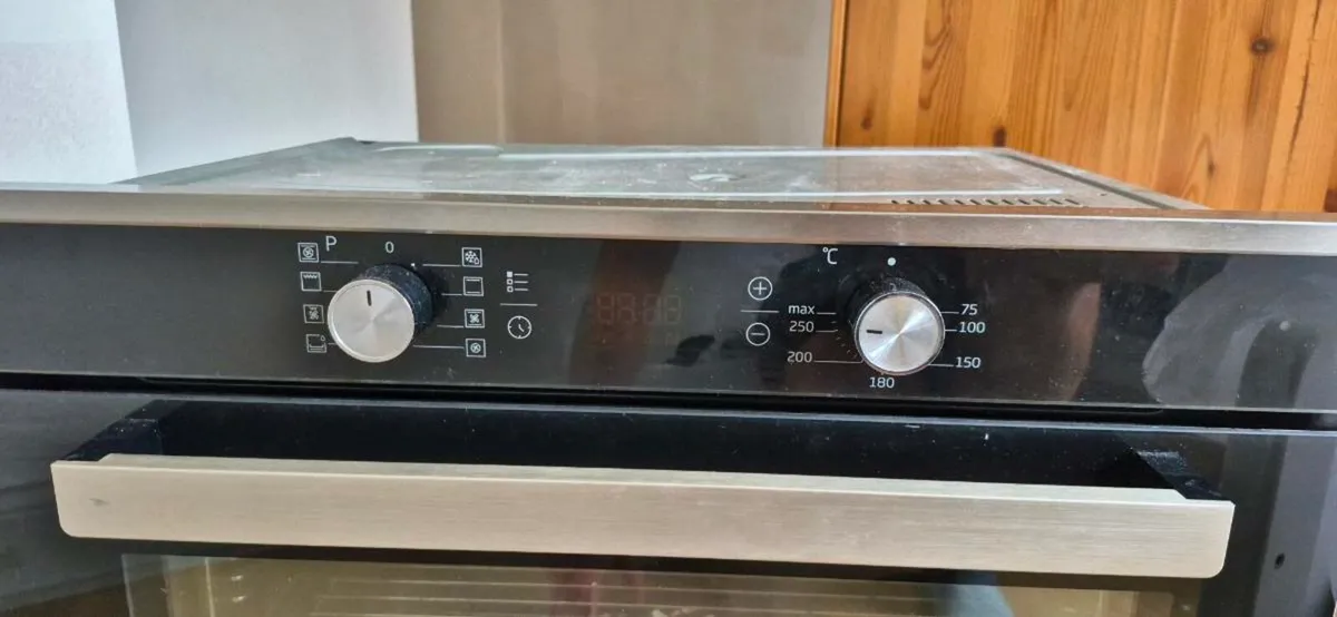 Oven and hobs - Image 2
