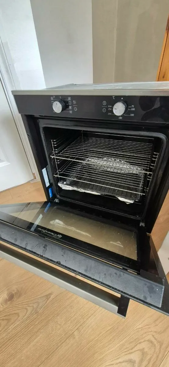 Oven and hobs - Image 3