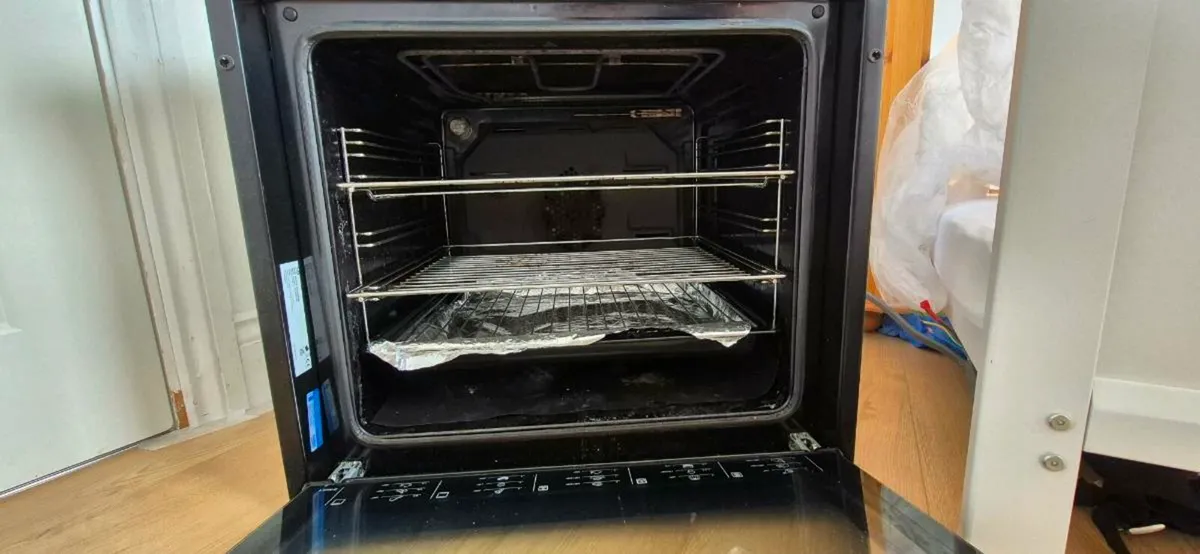 Oven and hobs - Image 4