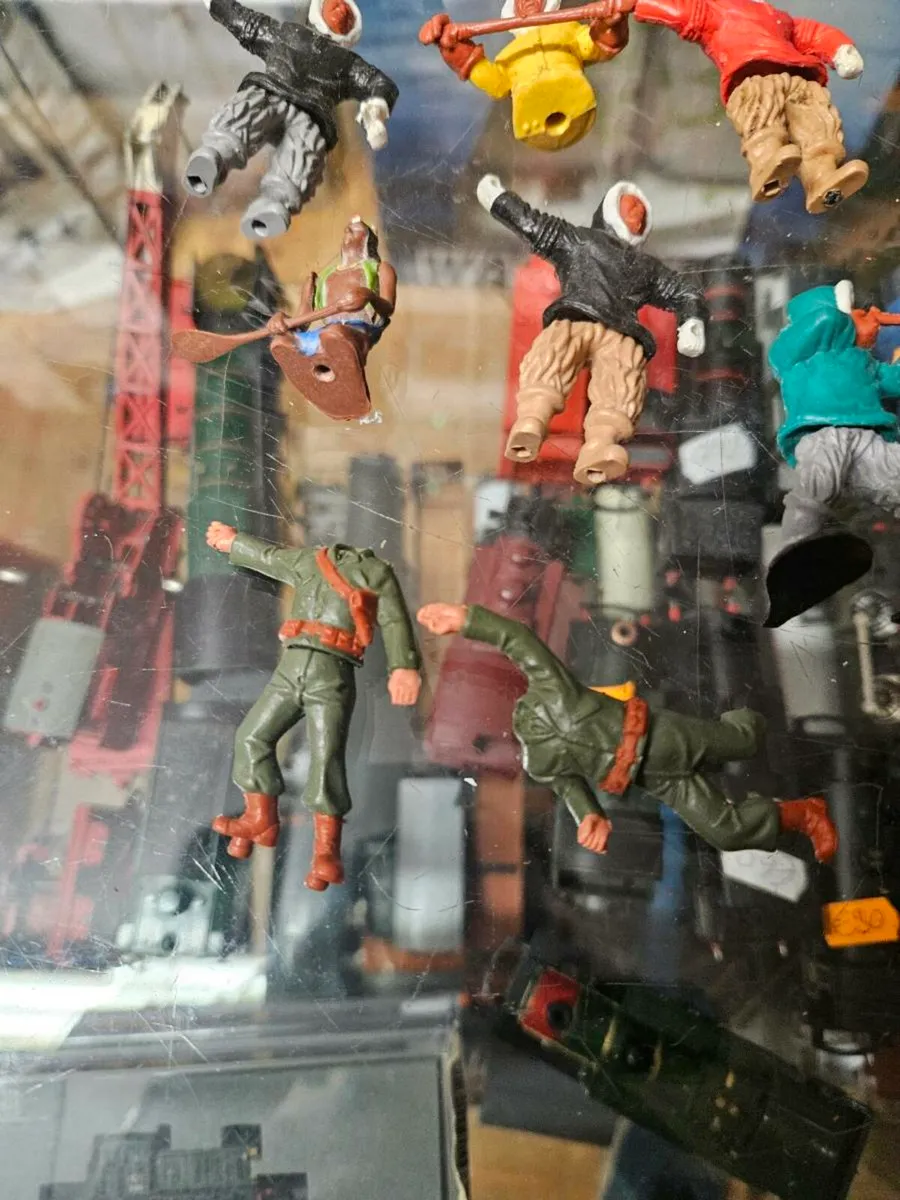 Vintage Timpo Figures Eskimos Soldiers Indians - Image 3