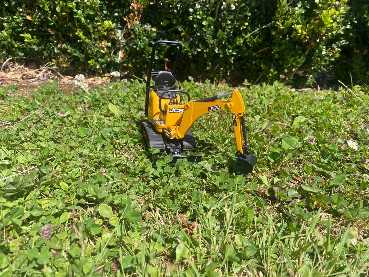 Bruder toy JCB digger - Image 2
