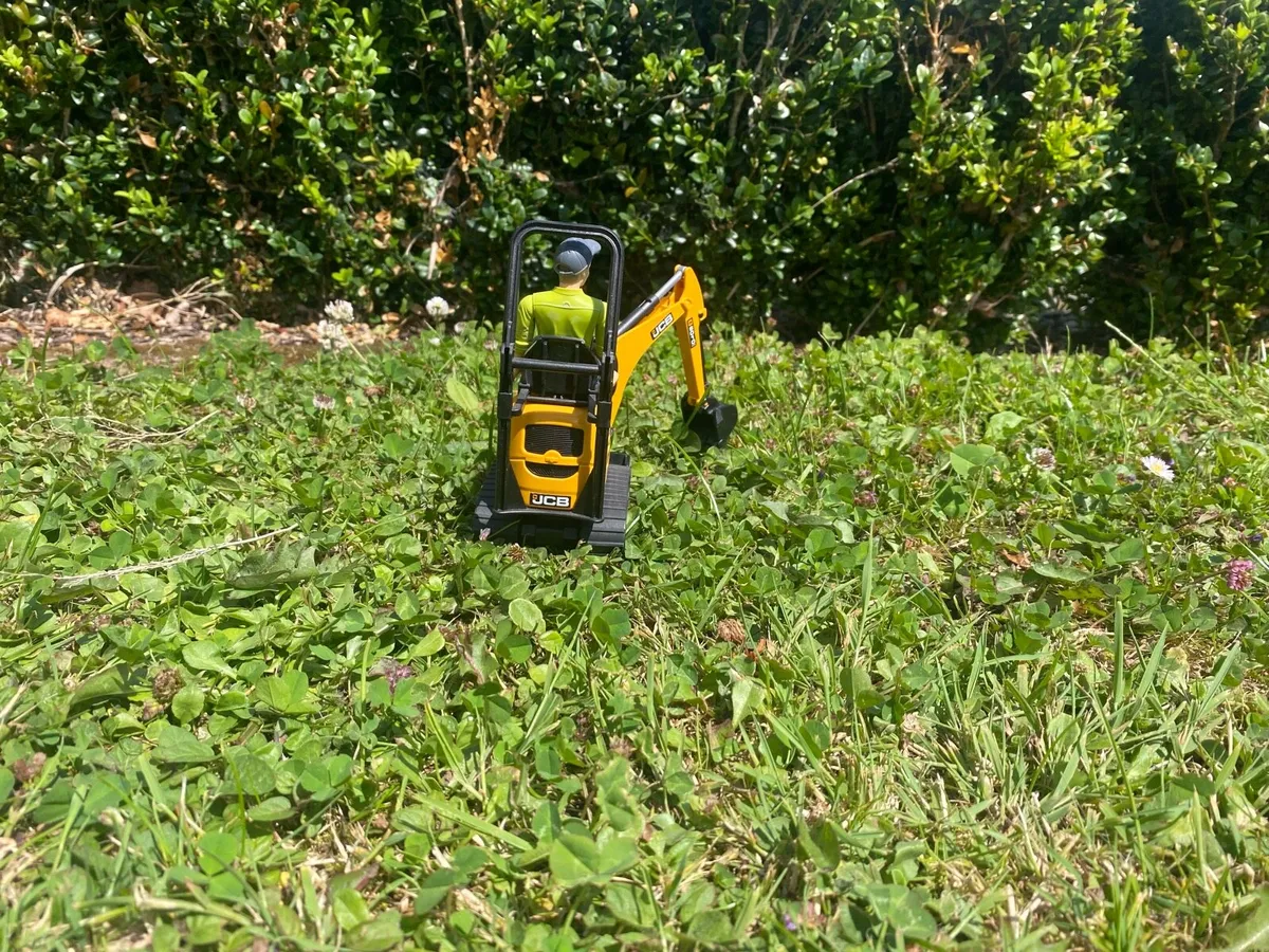 Bruder toy JCB digger - Image 3