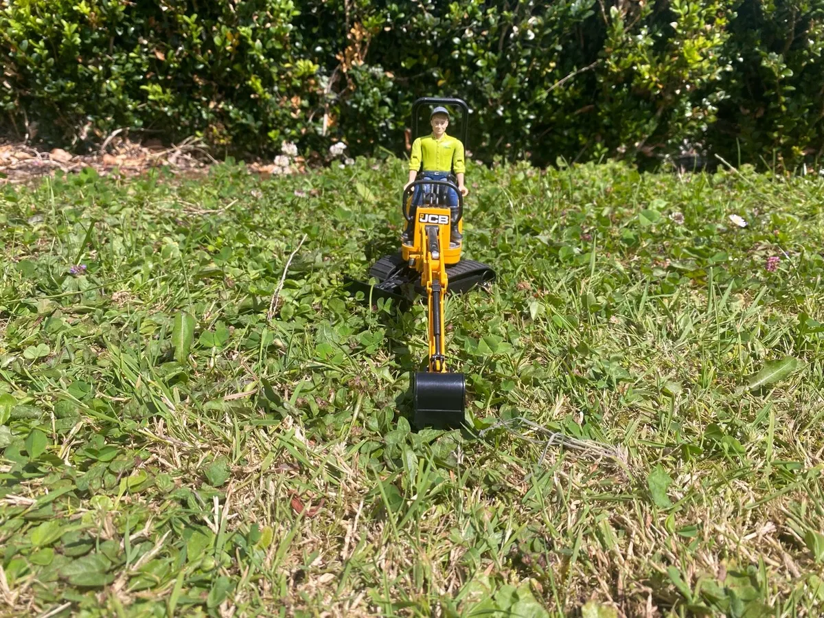 Bruder toy JCB digger - Image 4