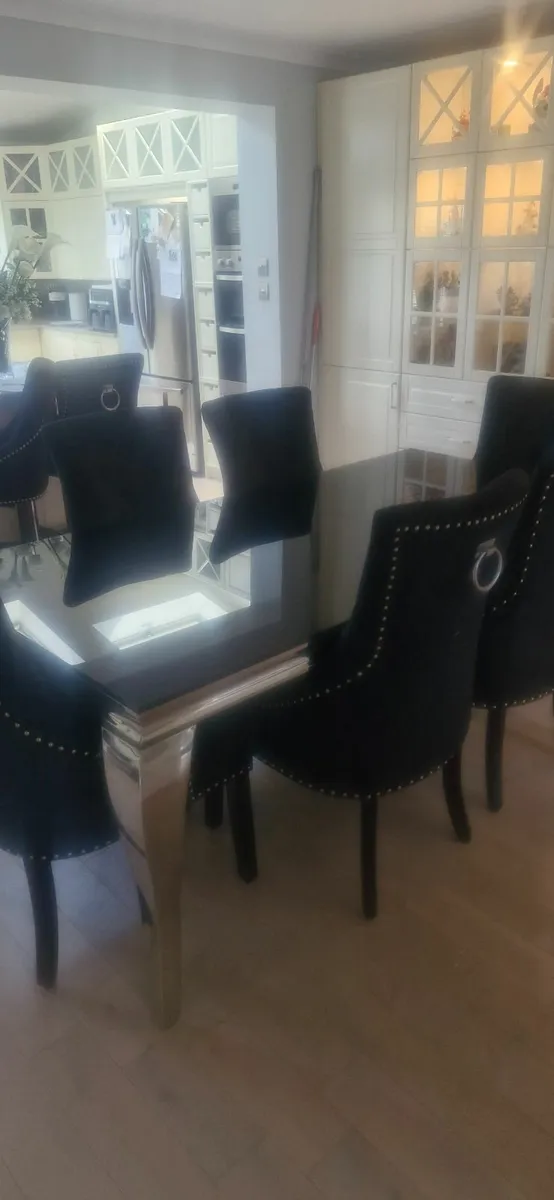 Dining table and chairs - Image 1