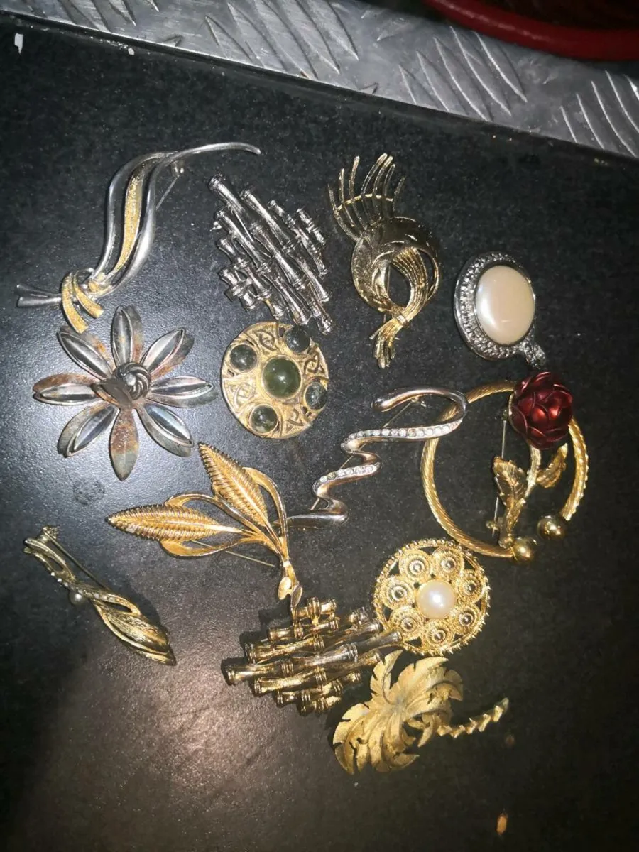 Bundle of vintage brooches etc. - Image 1