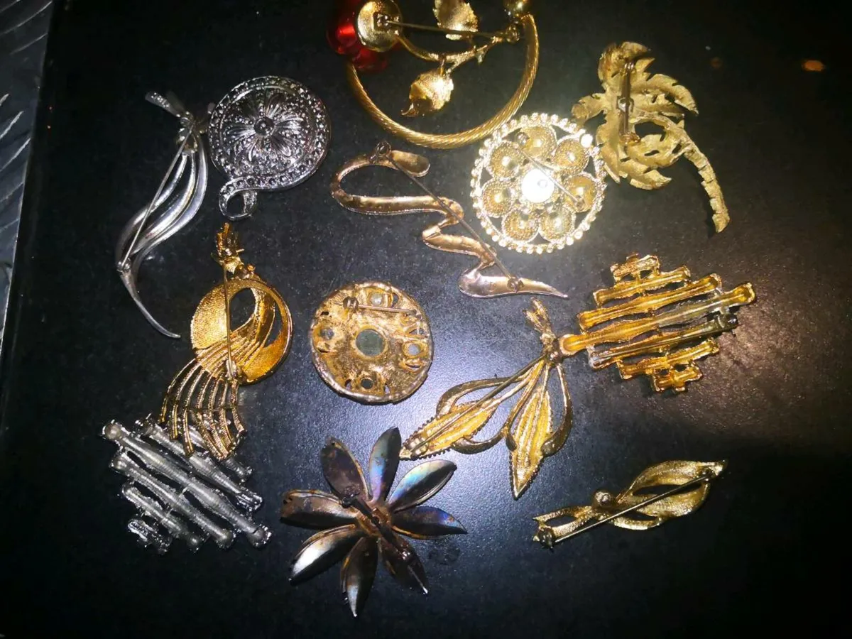 Bundle of vintage brooches etc. - Image 2