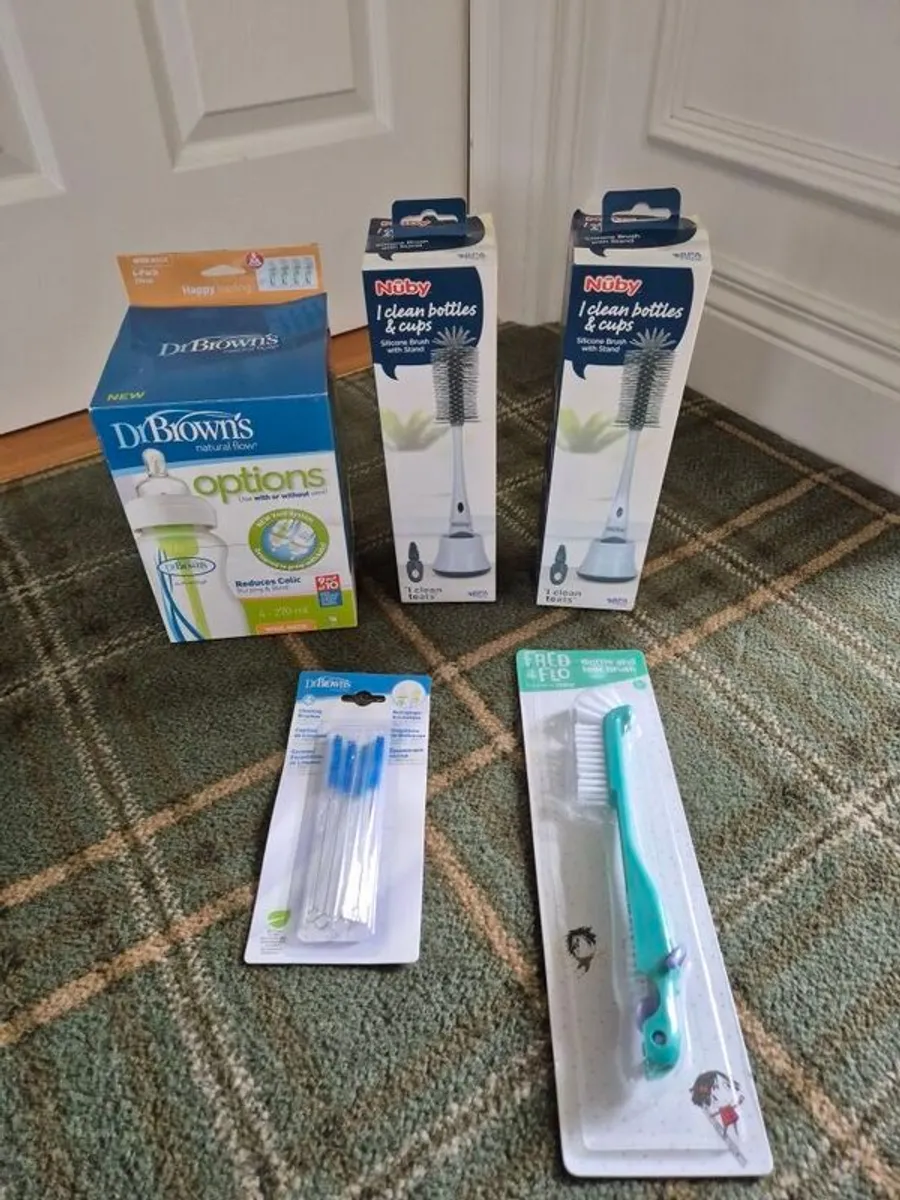 Dr Browns Bottles x 4 plus cleaning brushes. All new.