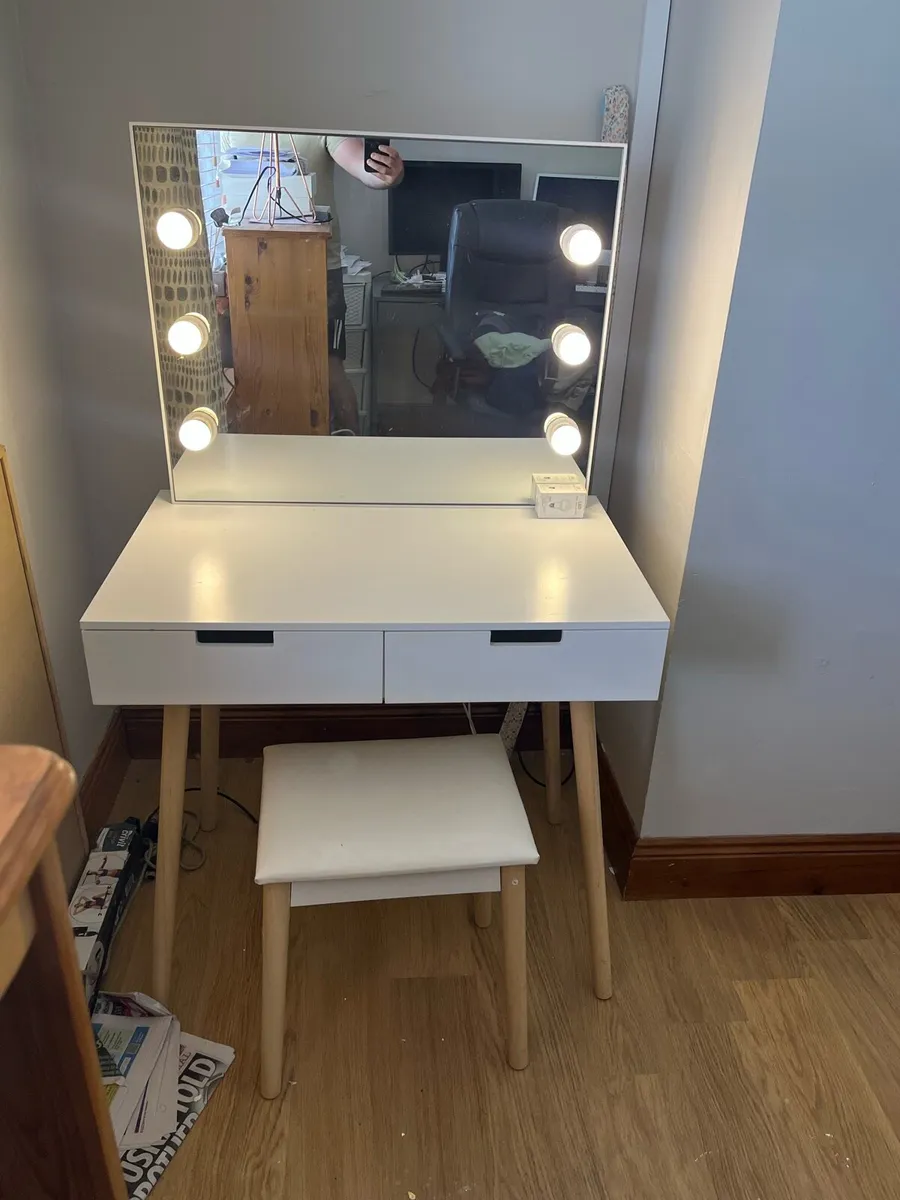 Dressing table with stool and lights - Image 1