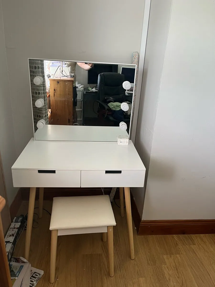Dressing table with stool and lights - Image 2