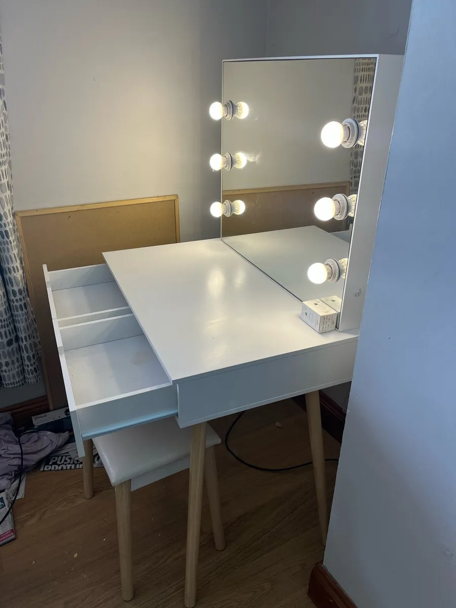 Dressing table with stool and lights - Image 3
