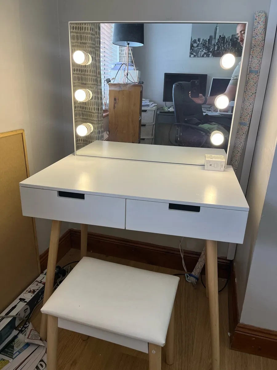Dressing table with stool and lights - Image 4